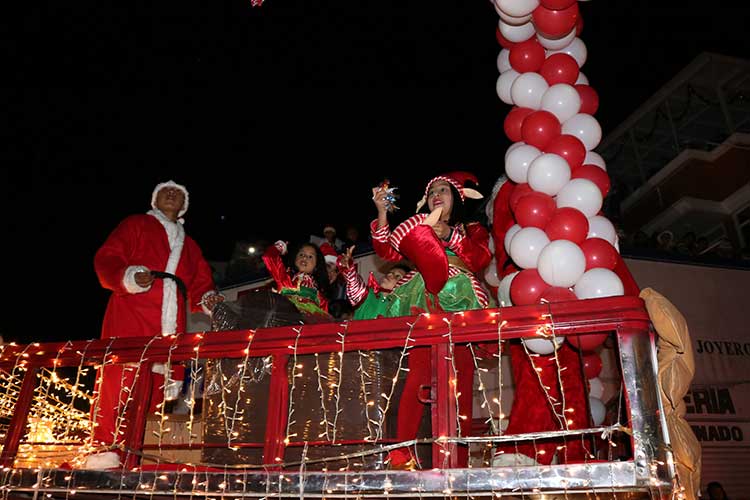 Más de 30 mil visitantes en desfile navideño y encendido de árbol de Chiautempan