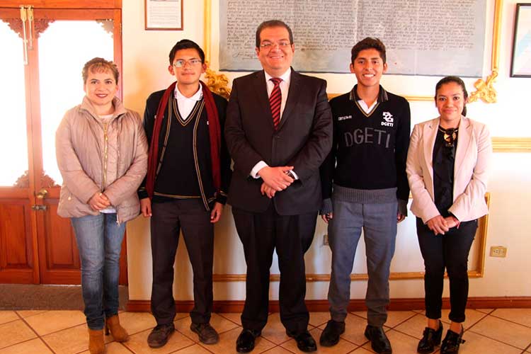 Reconoce Presidente Municipal a jóvenes huamantlecos que participaron en la olimpiada mexicana 