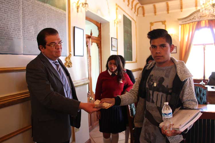 Entrega Presidente Municipal de Huamantla apoyo económico a estudiantes del EMSAD- Zaragoza