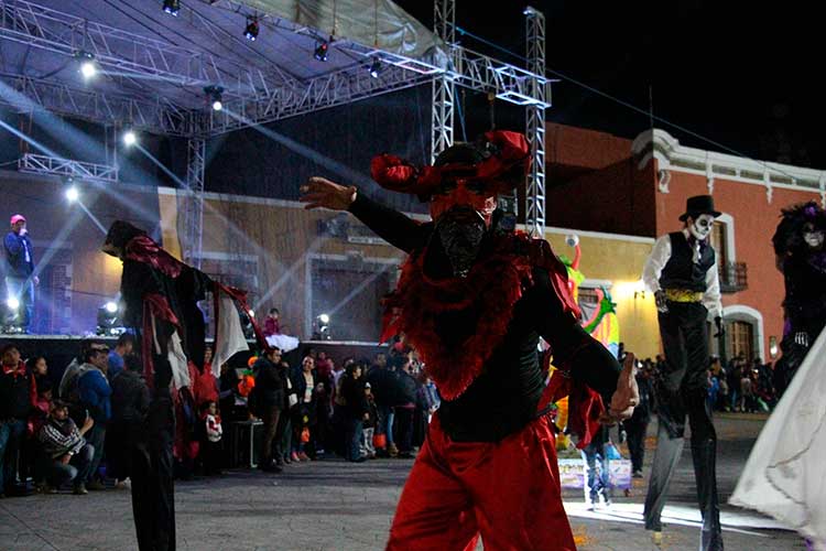 Con éxito se desarrolla Desfile de Muertos en Huamantla