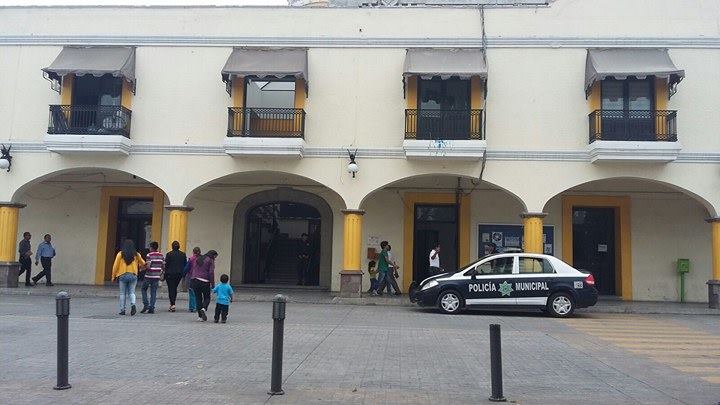 Policías dan mal ejemplo en San Pablo del Monte 