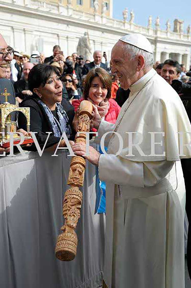 Recibe Papa Francisco el bastón de mando de Tizatlán