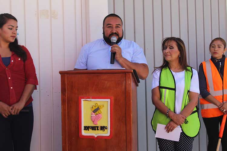 Badillo Jaramillo realiza arranque de obra en la calle Perú de Xicohtzinco