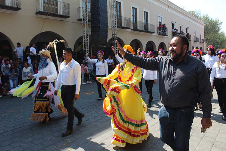 Xicohtzinco da muestra de su identidad cultural, en el desfile de feria, Tlaxcala 2017