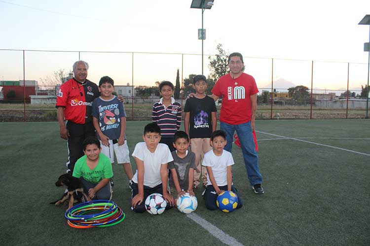 Direccion de deporte de Xicohtzinco,  entrega equipo deportivo a   niños practicantes de  futbol
