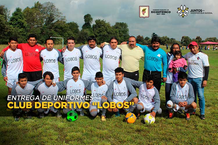 Jose Isabel Badillo Jaramillo entrega uniformes a futbolistas