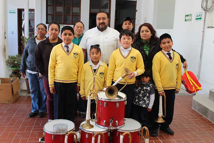 Badillo Jaramillo, continua apoyado a instituciones educativas en el fomento musical