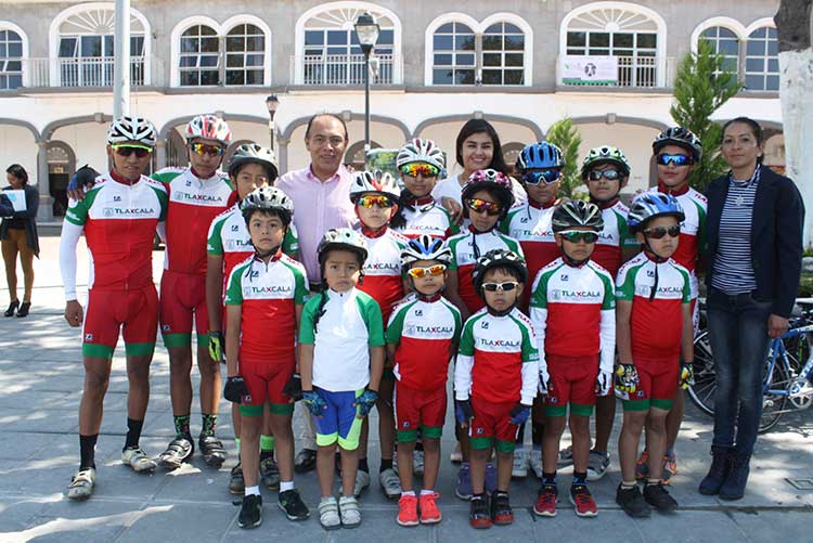 Felicita presidente de Zacatelco a niños campeones nacionales de ciclismo infantil