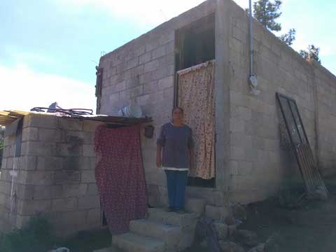 76 familias de Lardizábal son beneficiadas con techos y pisos