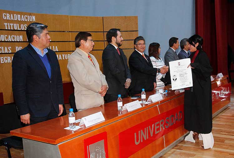 Entregó UAT títulos a egresados de la Facultad de Ciencias para el Desarrollo Humano