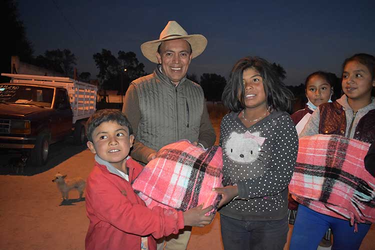 Continúa Tomás Orea con el programa Abrigando a Zacatelco