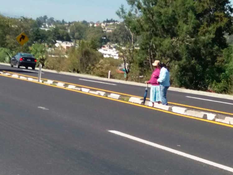 Con limitaciones y riesgo en carretera  Tlaxcala-Apizaco