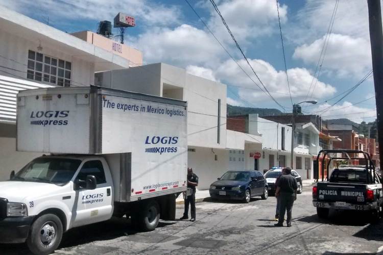Rescatan a 2 hombres encerrados en camioneta de paquetería tras ser asaltados