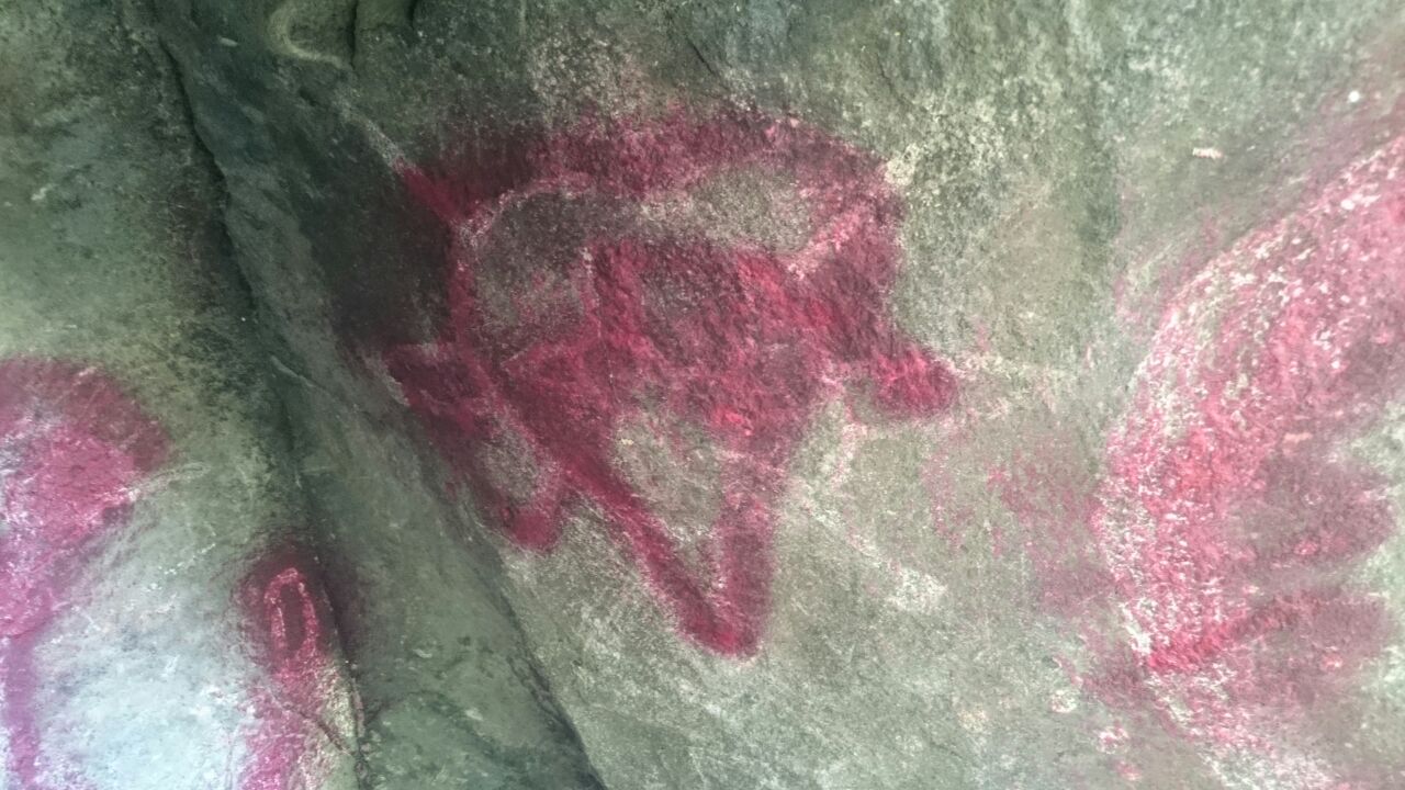 Investigan a responsables del daño a pinturas rupestres de Totolac