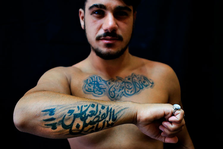 Con tatuajes, musulmanes encaran la guerra y refrendan su fe