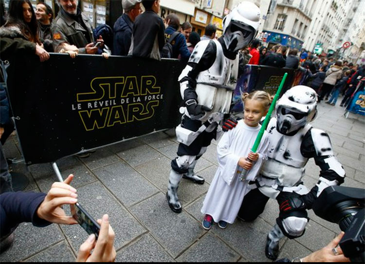 Tras 10 años, el mundo recibe emocionado la nueva 'Star Wars'